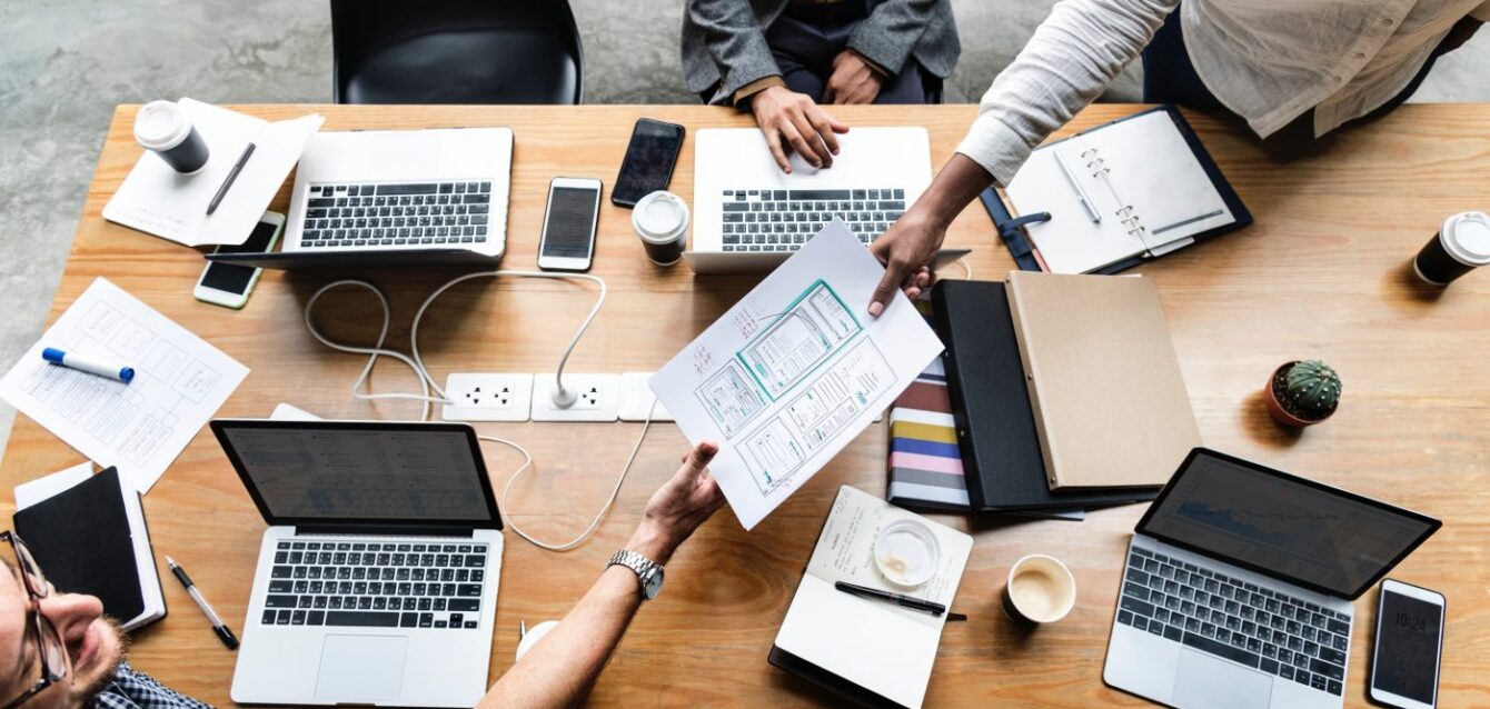mesa de trabajo con ordenadores portátiles