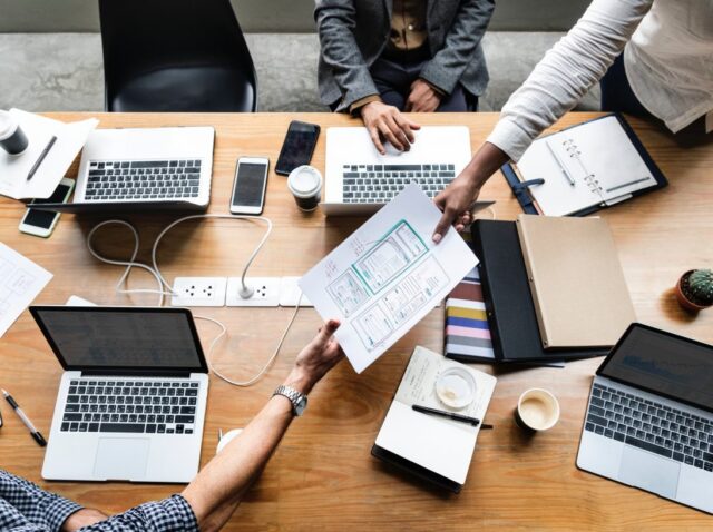 mesa de trabajo con ordenadores portátiles