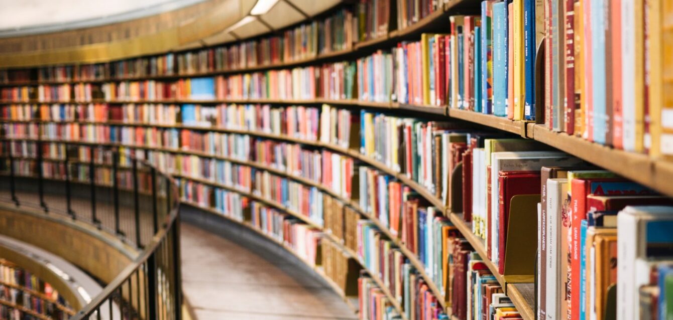 biblioteca grande con muchos libros. Gestión documental