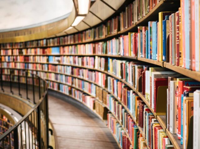 biblioteca grande con muchos libros. Gestión documental