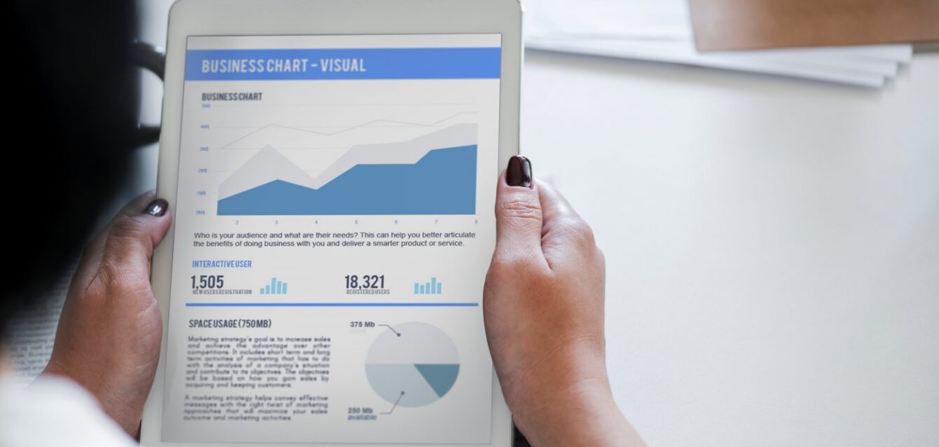 tablet blanca con gráficos de analíticas web