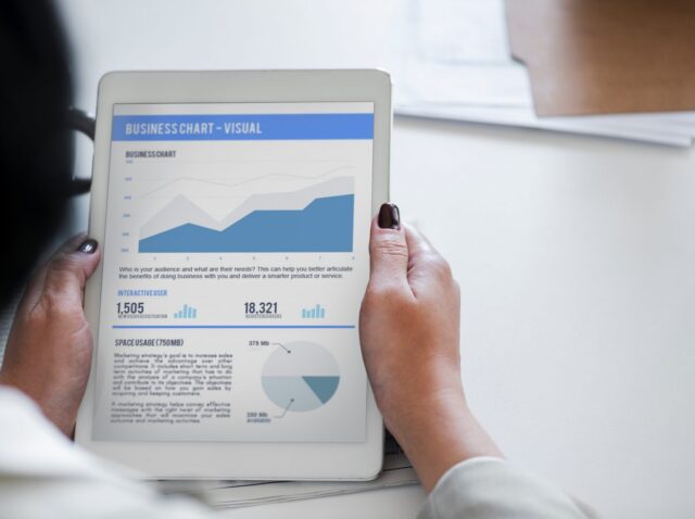 tablet blanca con gráficos de analíticas web