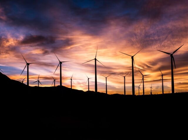 molinos de viento durante el atardecer